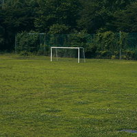 緑の草地に立つ白いサッカーゴールポスト - スポーツ施設のの写真