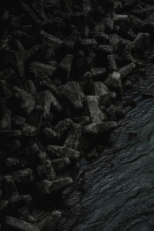 荒々しく並ぶテトラポッドの波消しブロック