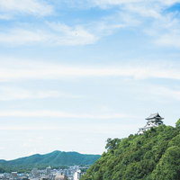 愛知県犬山市の犬山城と青空に映える城郭建築の写真