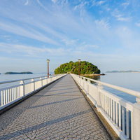 愛知県蒲郡市の竹島に通じる白い一本橋の風景の写真