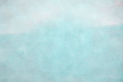 ガラス玉を通して撮影した淡い空のテクスチャー