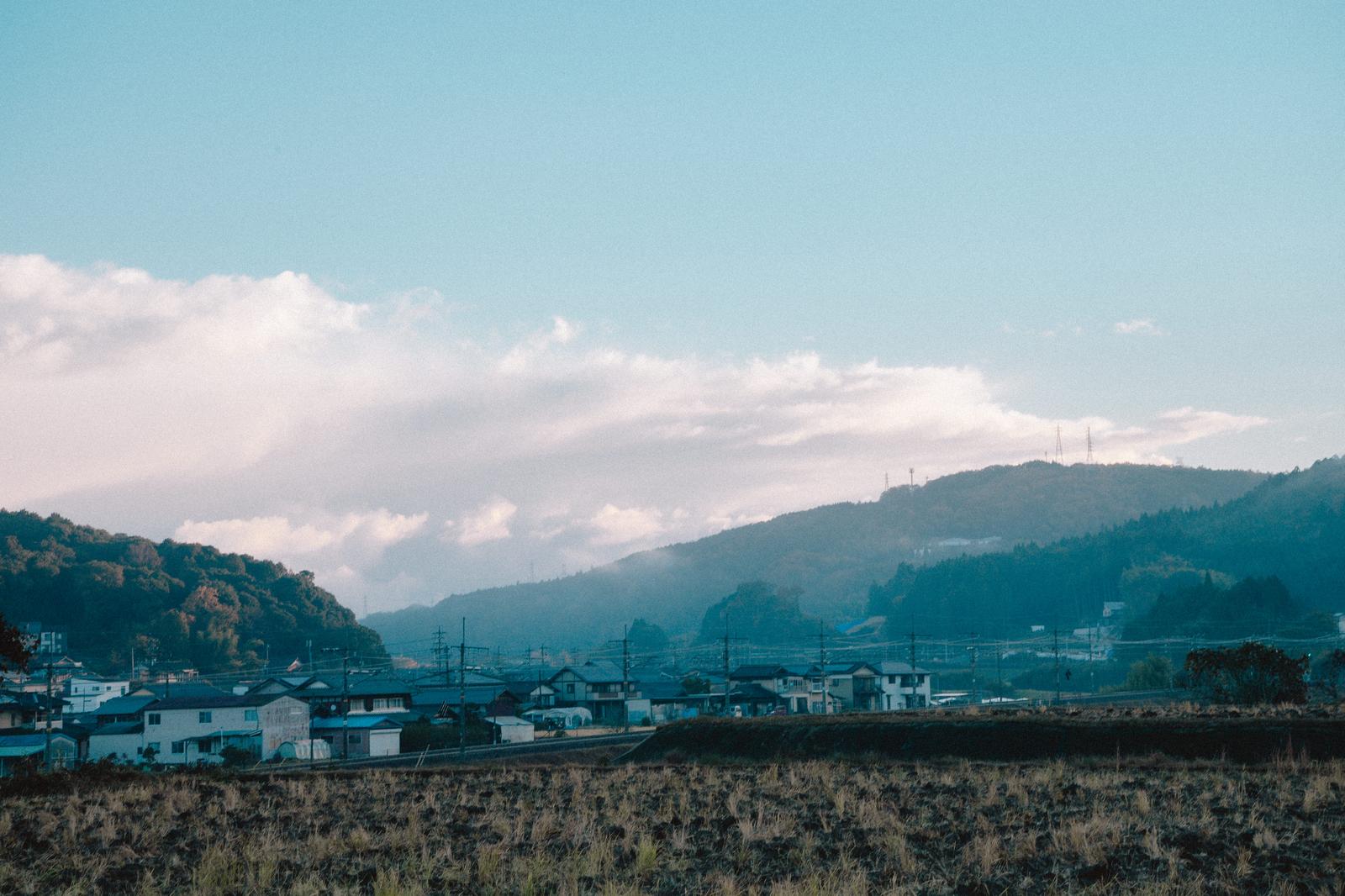 紅葉と赤い橋が特徴的な五宝滝の秋の渓谷風景