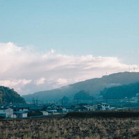 紅葉に彩られた赤い橋と五宝滝が描く岐阜の秋景色の写真