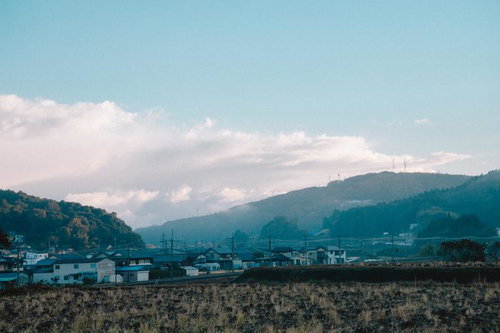 紅葉に彩られた赤い橋と五宝滝が描く岐阜の秋景色