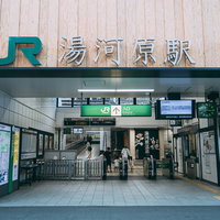 JR湯河原駅の改札口と駅構内の案内板の写真