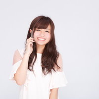 声が聞けて笑顔がこぼれる彼女とのスマホ通話の写真