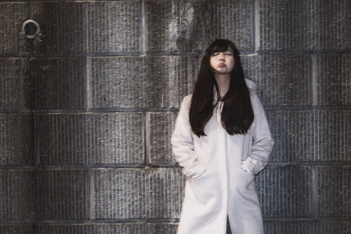 2時間も待ったのに結局彼は来なかった、待ち合わせ場所で怒る女性