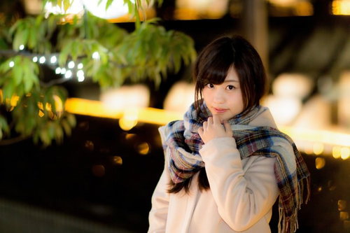 夜の街でディナーをおねだりする仕事帰りのOL