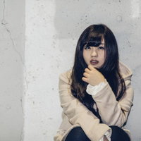 寒さの中、来るはずの相手を待ち続ける女性の写真