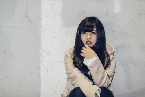 寒さの中、来るはずの相手を待ち続ける女性