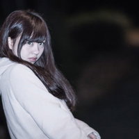 夜間に振り返えった瞬間、フラッシュを炊かれる女性モデルの写真