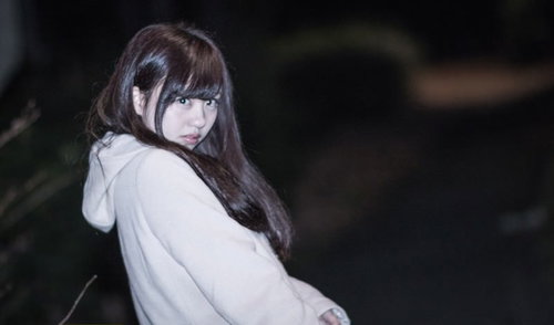 夜間に振り返えった瞬間、フラッシュを炊かれる女性モデル