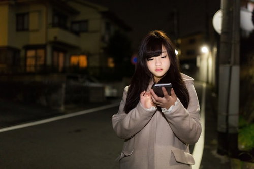 深夜に歩きスマホをする女の子の危険な一人歩き
