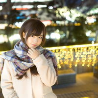 イルミネーション前で彼女と待ち合わせする女性の写真