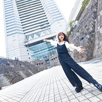 超広角レンズで撮影した、みなとみらいの景色を背景にしたポートレートの写真