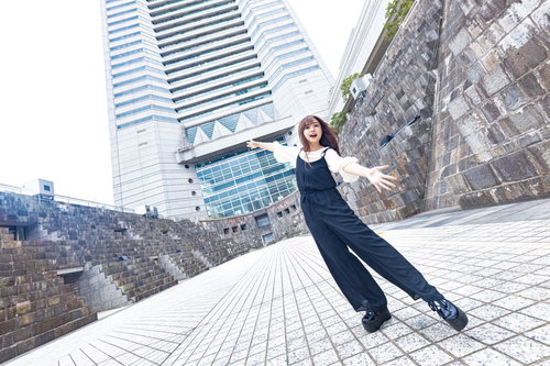 超広角レンズで撮影した、みなとみらいの景色を背景にしたポートレート