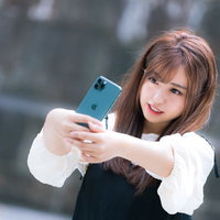iPhone 11 Pro で自撮りする女子の写真