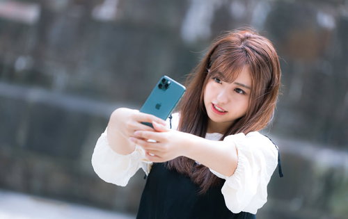 iPhone 11 Pro で自撮りする女子