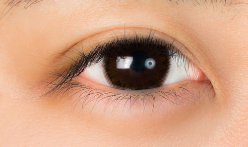 黒いカラコンを入れた女性の目