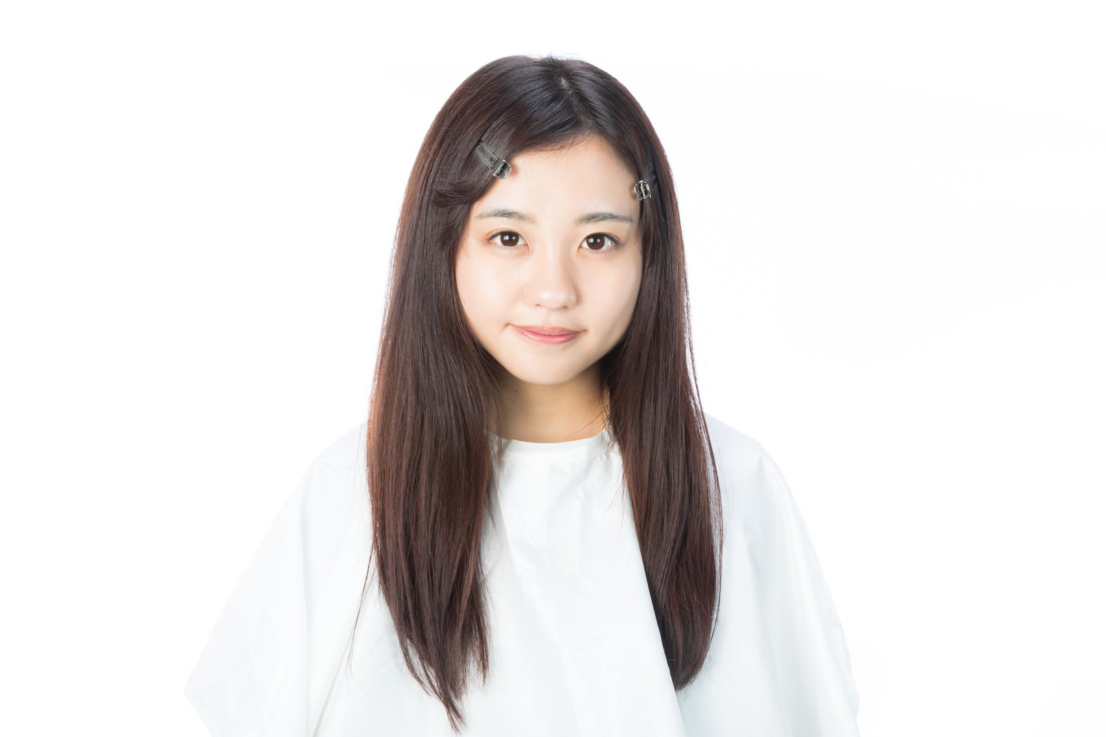 白いトップスを着た黒髪ロングヘアの女性のすっぴん姿［モデル：河村友歌］