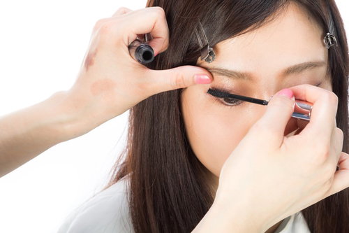 まつ毛にマスカラを丁寧に塗る女性のメイク過程