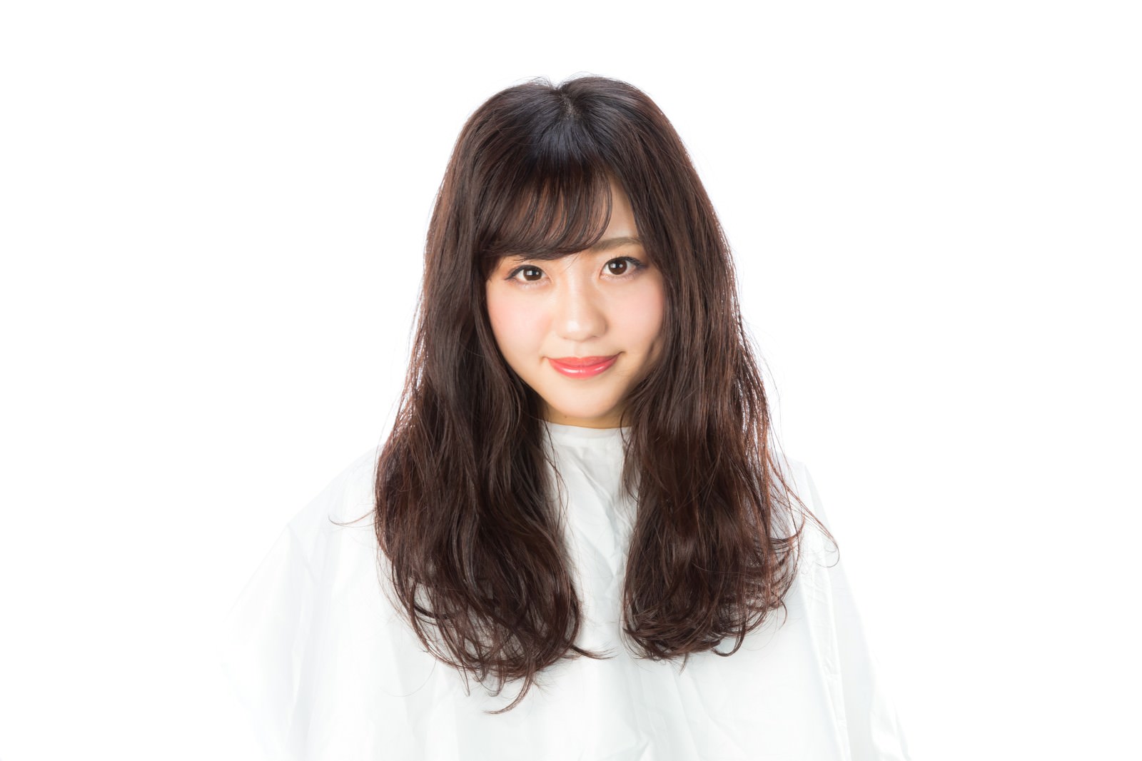 白いトップスを着てロングヘアの女性が自然な表情でポーズをとっている［モデル：河村友歌］