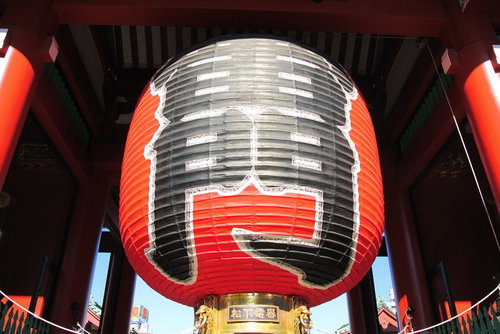 浅草雷門の大提灯、東京の象徴的観光名所の夜間ライトアップ