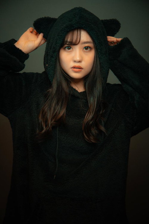 黒猫フーディーを被った女性のかわいいポートレート