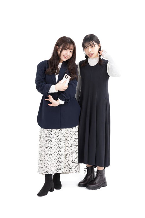 スマートフォンを持つ女子2人の仲良しポートレート