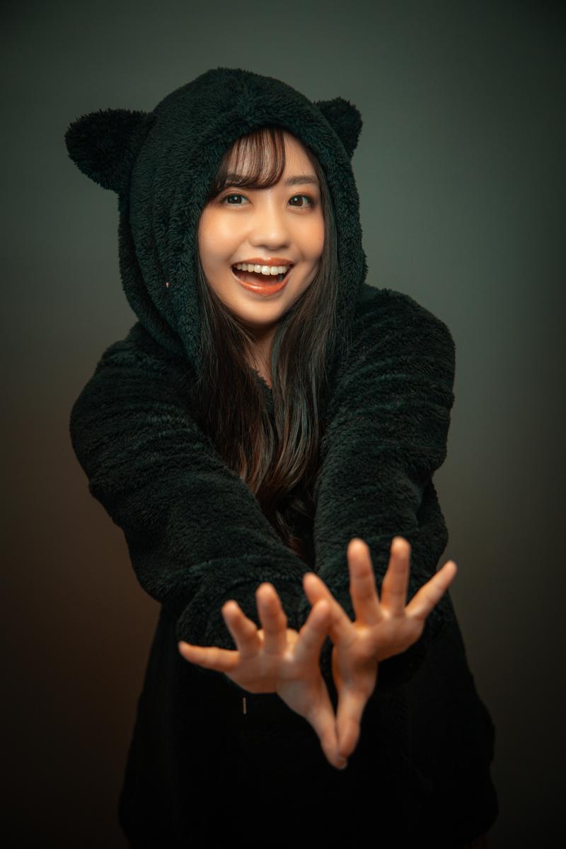 黒猫フードを着て両手を広げて笑う女性のポートレート写真［モデル：河村友歌］