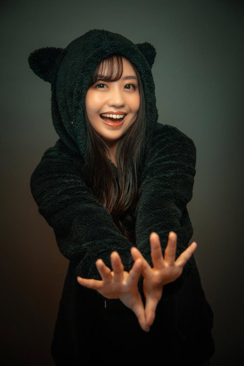 黒猫フードを被った笑顔で両手を広げる女性