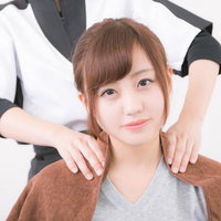 肩こり解消マッサージを受ける女性のリラックス施術の写真