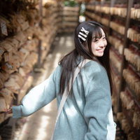 神社で振り返り笑顔を見せる女性のポートレートの写真