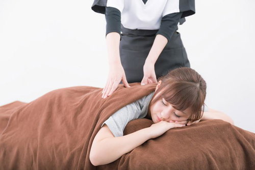 背中の指圧が心地よいリラクゼーションサロンでの施術
