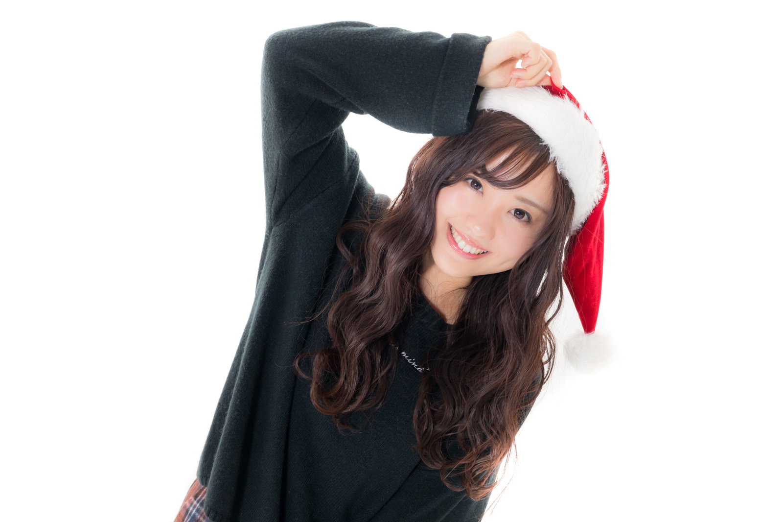 赤いサンタ帽をかぶり黒い服を着た女性が両手を頭の上に上げて喜んでいる［モデル：河村友歌］