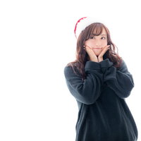 クリスマスが待ちきれない、サンタ帽をかぶった女性の写真