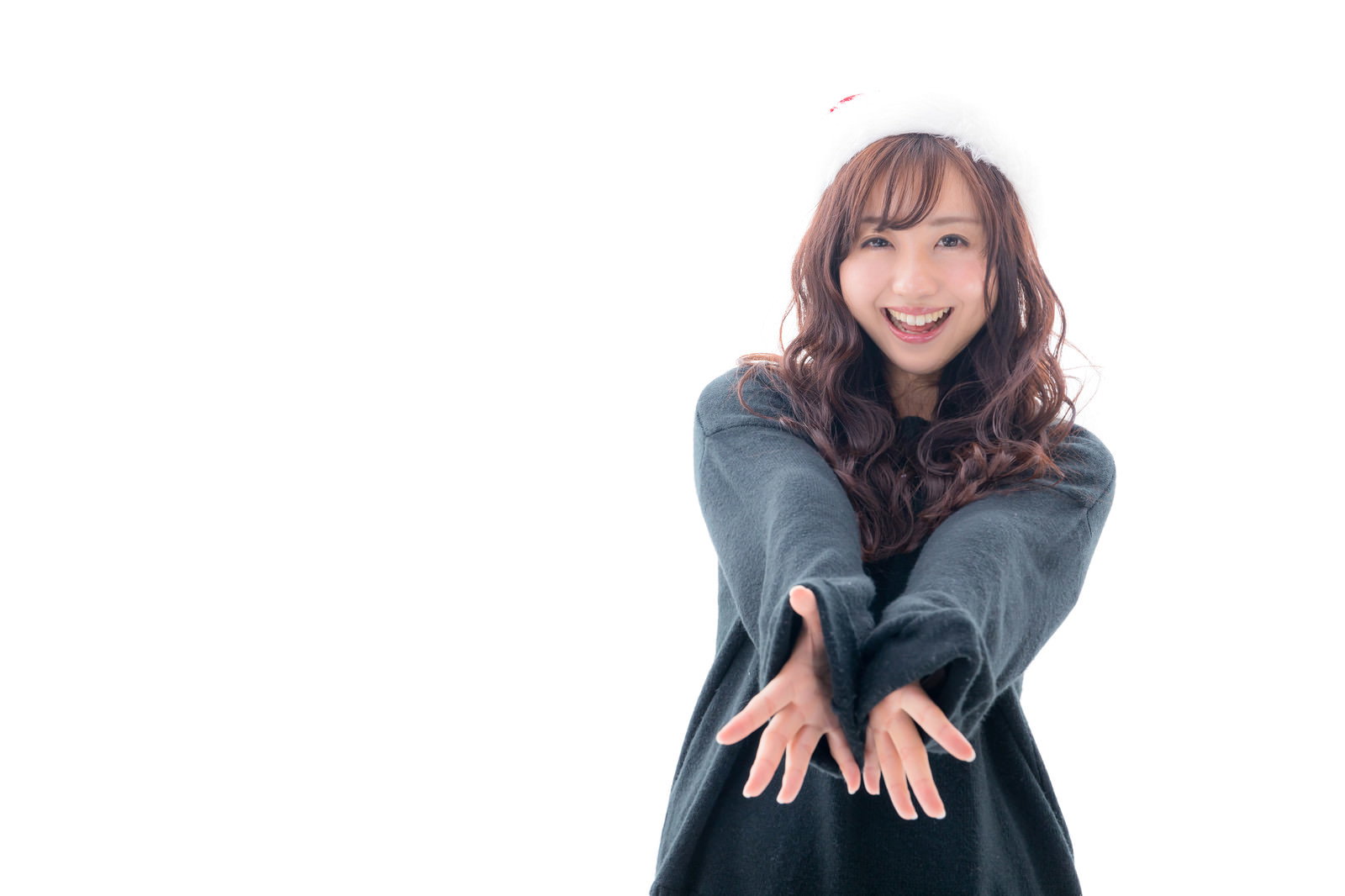 緑色の衣装を着て座り込み、笑顔を見せるサンタ女子［モデル：河村友歌］