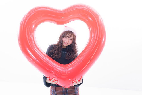 ピンク色のハートを抱えたサンタ女子のクリスマス