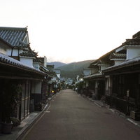美馬のうだつの町並み、江戸時代から続く白い漆喰壁の家屋が並ぶ脇町南町の写真