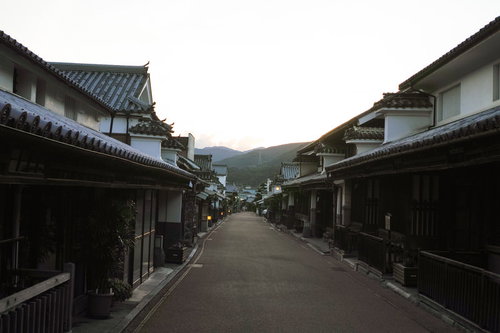 美馬のうだつの町並み、江戸時代から続く白い漆喰壁の家屋が並ぶ脇町南町