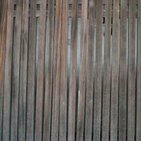 目隠し板のテクスチャー、木目と縦方向に並ぶ板の写真