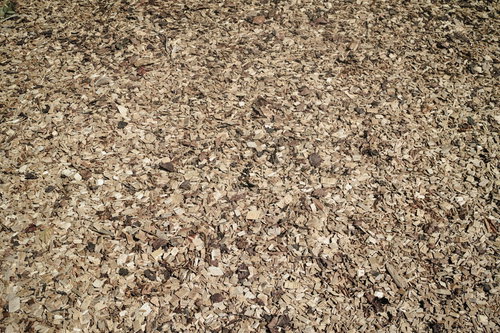 細かく砕かれた木片が敷き詰められたウッドチップのテクスチャー