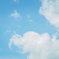 淡い青空にふわり浮かぶ白い雲の写真