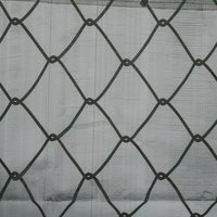 よく見るグレーのフェンスのアップと向こう側（テクスチャー）の写真