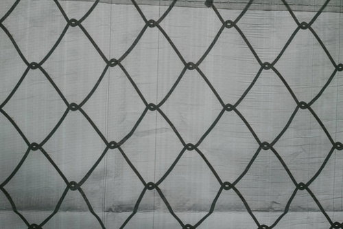 よく見るグレーのフェンスのアップと向こう側（テクスチャー）