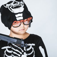 スカルスーツを着用したハロウィン仮装の男の子の写真