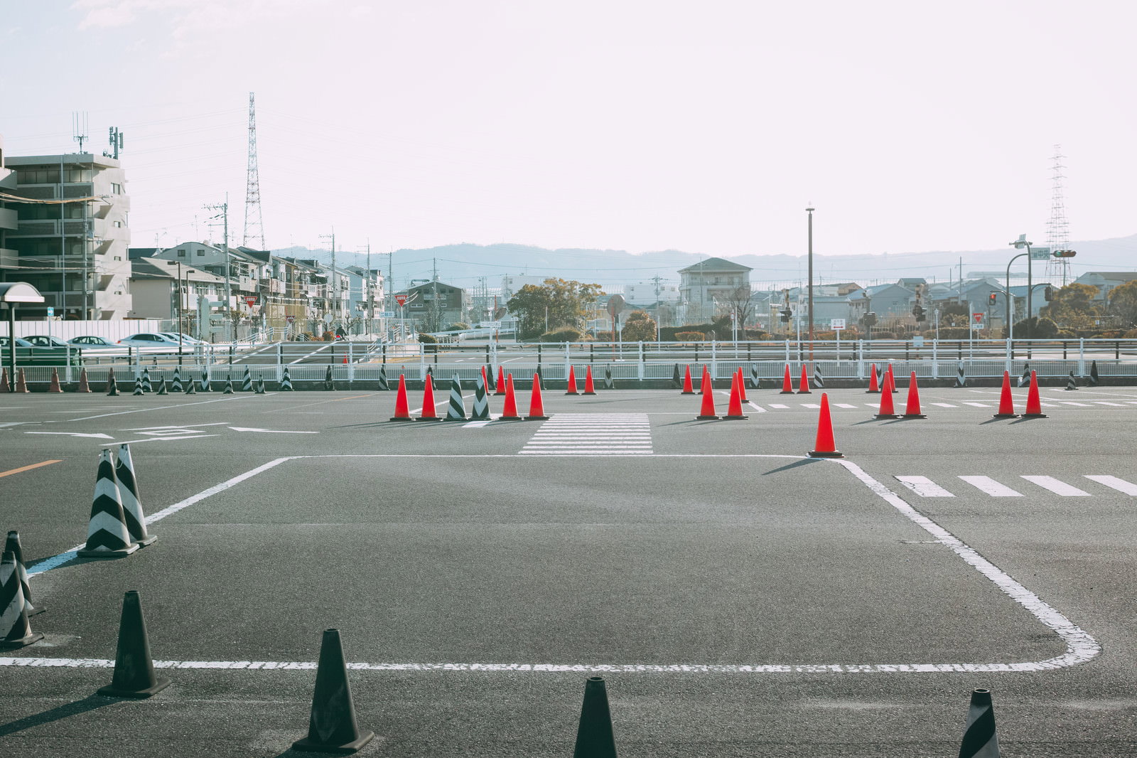 問真運転免許試験場のコース、オレンジ色のコーンが配置された練習場