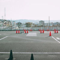 問真運転免許試験場のコースに配置されたオレンジ色のコーンの写真