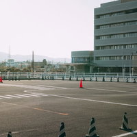 問真運転免許試験場の広いアスファルト運転コースの写真