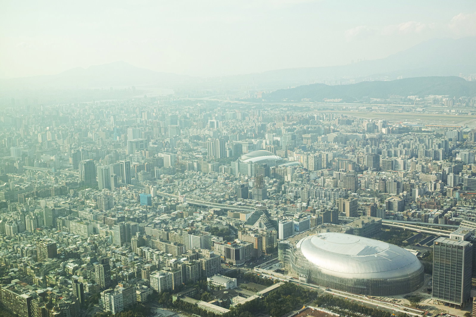 台北の高層ビルが立ち並ぶ都市景観を上空から撮影した写真